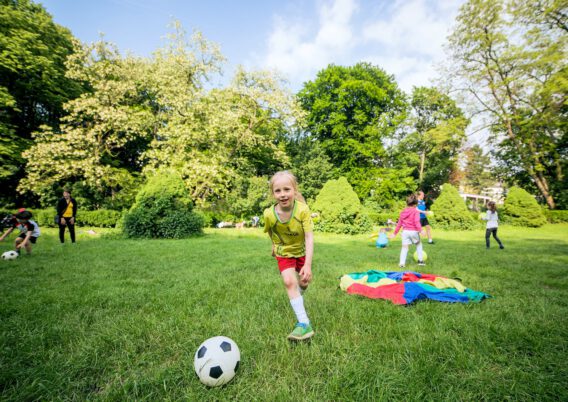 Ballsport mit dem Schwerpunkt Fußball